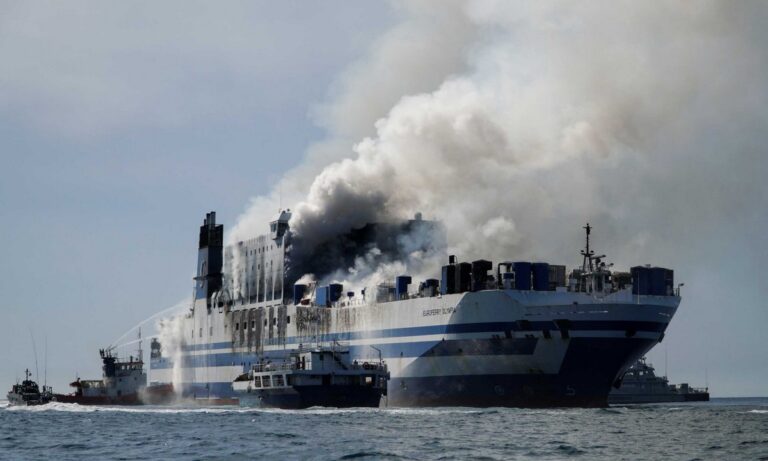 Φωτιά σε πλοίο στην Κέρκυρα: Αγωνία για τους 12 αγνοούμενους – Μικρές εστίες φωτιάς στο πλοίο