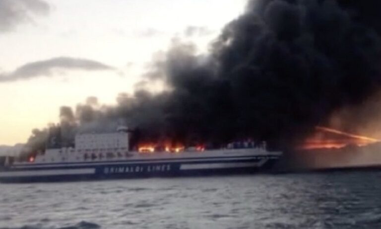 Κέρκυρα: Σοκάρουν οι εικόνες που έρχονται από τη μεγάλη φωτιά που ξέσπασε στο επιβατηγό-οχηματαγωγό πλοίο Euroferry Olympia.