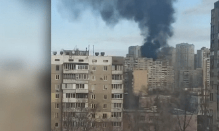 Πόλεμος στην Ουκρανία: Σοκ με νέα επίθεση σε πολυκατοικία του Κιέβου (vids)