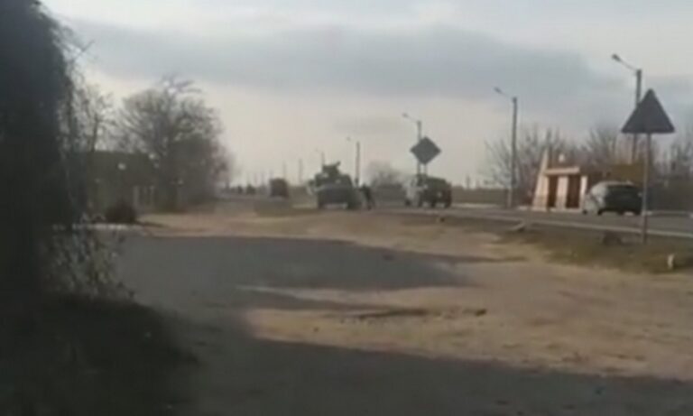 Σύμβολο ηρωισμού στην Ουκρανία: Άοπλος προσπαθεί να σταματήσει ρωσικό κονβόι (vid)