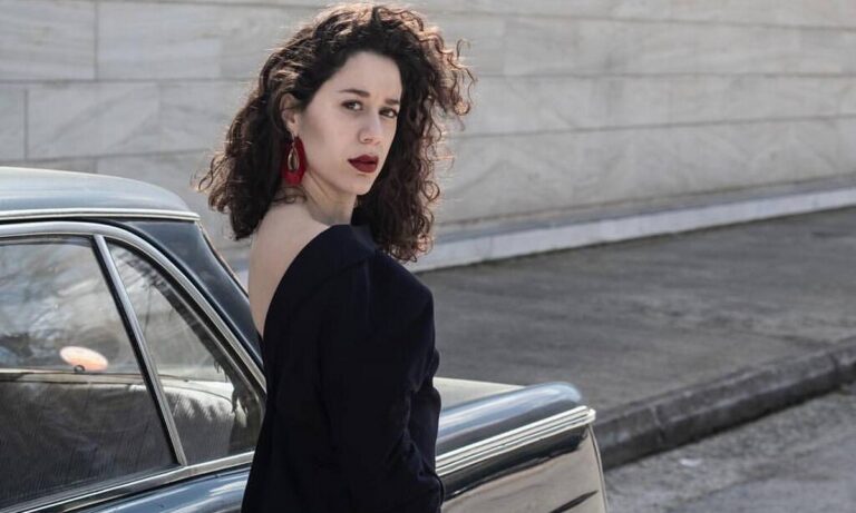 Άγριες Μέλισσες: Η «Πηνελόπη» Μαρία Πετεβή στην πιο ανατρεπτική φωτογράφιση