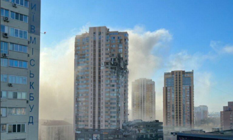 Πόλεμος στην Ουκρανία: Η σοκαριστική στιγμή που οβίδα χτυπάει πολυκατοικία στο Κίεβο! (vids)