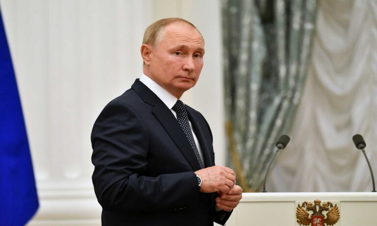 Ο Πούτιν τρολάρει τα διεθνή ΜΜΕ: Μήπως ξέρουν τι ώρα θα ξεκινήσει ο πόλεμος;