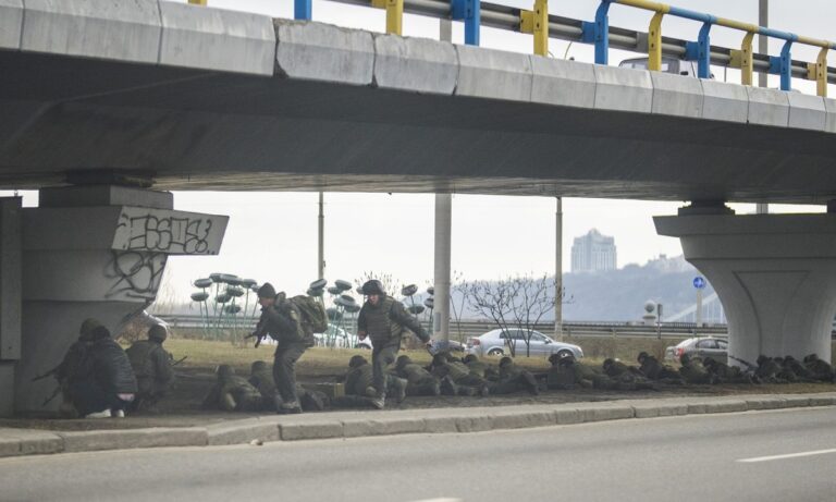 Πόλεμος στην Ουκρανία: Οδομαχίες στο κέντρο του Κιέβου – Μάχες σε τέσσερα μέτωπα (vids)