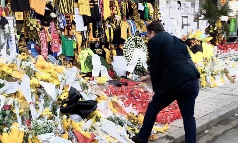 Δολοφονία Άλκη: Το λευκό τριαντάφυλλο που εναπόθεσε ο Μαργαρίτης Σχοινάς στη μνήμη του 19χρονου