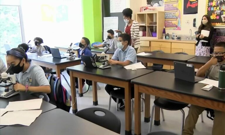 Κορονοϊός: Οι ΗΠΑ καταργούν την χρήση μάσκας στα σχολεία και στην Ελλάδα μιλάμε για «πειθαρχία»