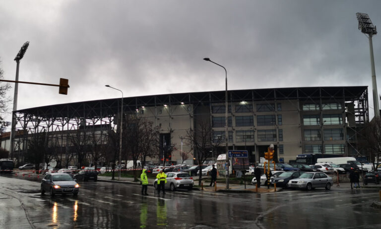 Τούμπα: Το πανό έφερε συνέπειες – Φρούριο του γήπεδο το ΠΑΟΚ – Αστυνομία παντού και αυστηροί έλεγχοι έξω από τη Θύρα 4!