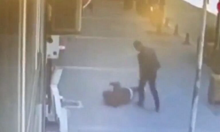 Τουρκία: Σοκαριστικό video – Άνδρας ξυλοκοπεί γυναίκα στη μέση του δρόμου και προκαλεί την αντίδραση των περαστικών