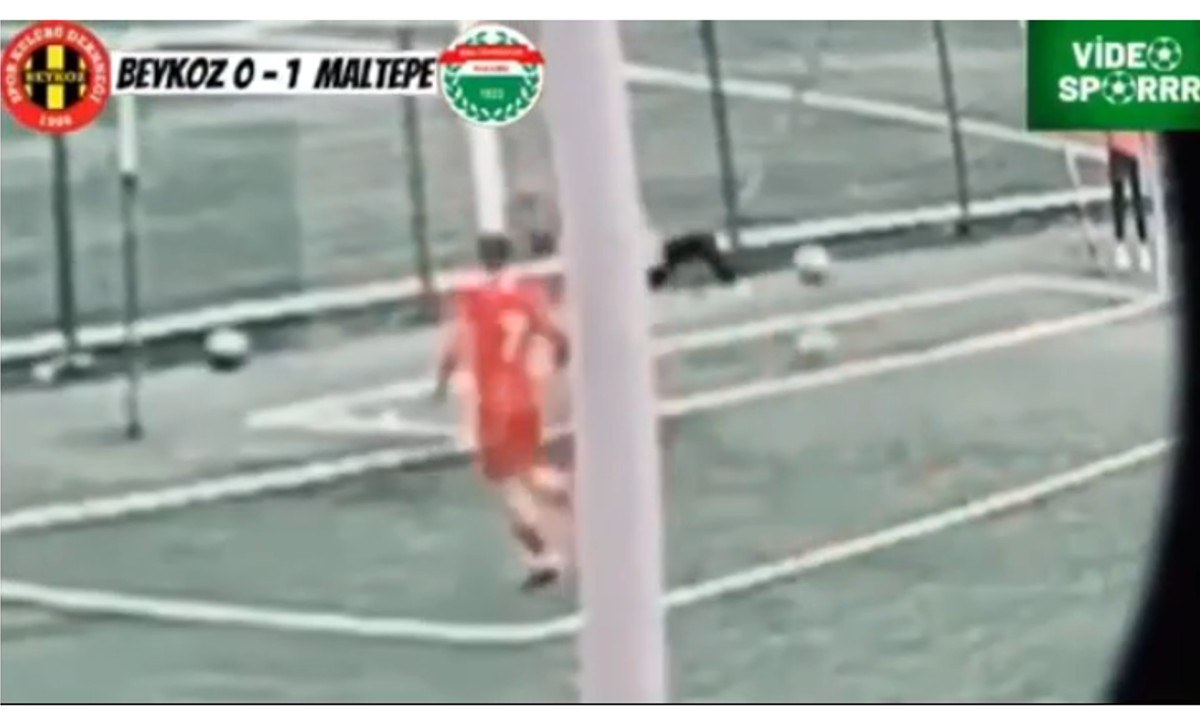 Απίστευτη στιγμή σε ποδοσφαιρικό αγώνα στην Τουρκία, όταν ball boy απομάκρυνε τη μπάλα σαν... αμυντικός, ενώ αυτή κατευθυνόταν στα δίχτυα!