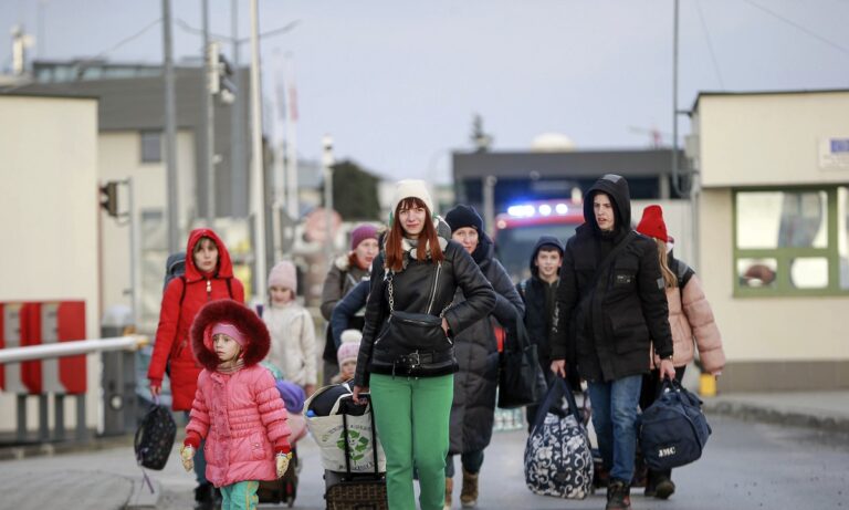 Oυκρανία: Η ΕΕ προετοιμάζεται για 4 εκατομμύρια Ουκρανούς πρόσφυγες