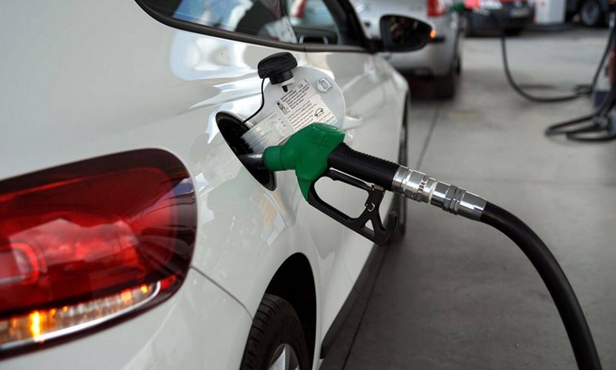 Τιμή βενζίνης: Βάζουν ακόμα 2,5 ευρώ βενζίνη στα αυτοκίνητά τους - Πάνω από 1,8 ευρώ το λίτρο!