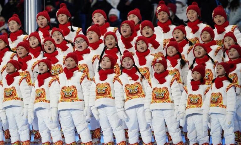 Ο Ολυμπιακός Ύμνος ακούστηκε από σαράντα παιδιά στο Πεκίνο που μάλιστα τον έψαλλαν στα ελληνικά κατά την έναρξη των Χειμερινών Ολυμπιακών Αγώνων.