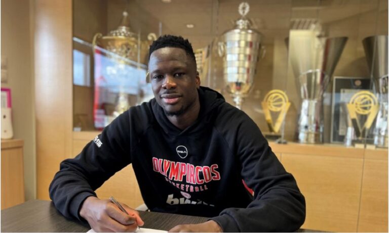 Κι επίσημα ως το 2025 στον Ολυμπιακό ο Φαλ