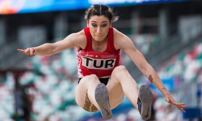 Τούγκμπα Ντανισμάζ: H «εκρηκτική» Τουρκάλα με τα τατουάζ «φωτιά»!