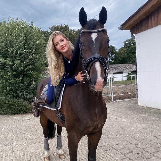 Άλογο της άνοιξε το φερμουάρ στον αέρα! (pics)