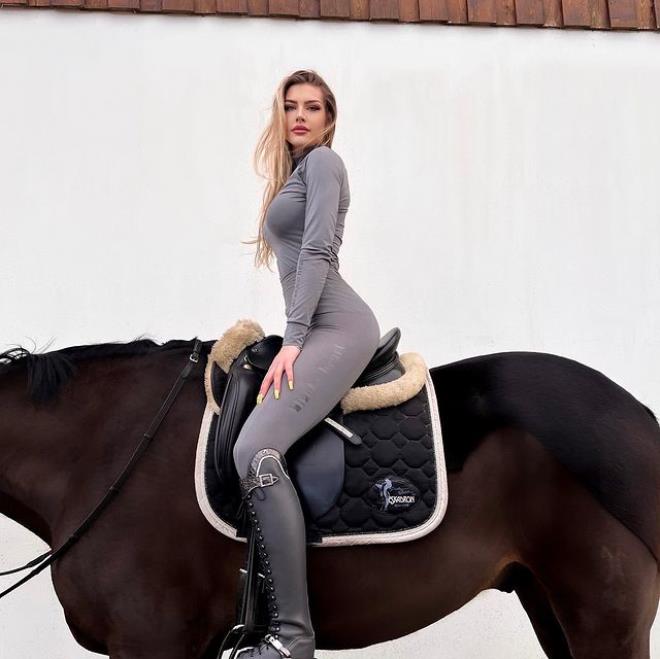 Άλογο της άνοιξε το φερμουάρ στον αέρα! (pics)