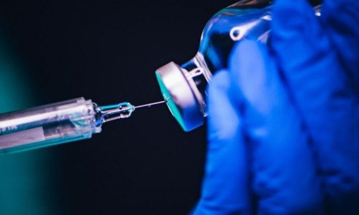 Κορονοϊός - εμβόλιο: Η κυβέρνηση επισπεύδει τους εμβολιασμούς για τους άνω των 75, χωρίς να αποκλείεται να μειωθεί κι άλλο το ηλικιακό όριο.