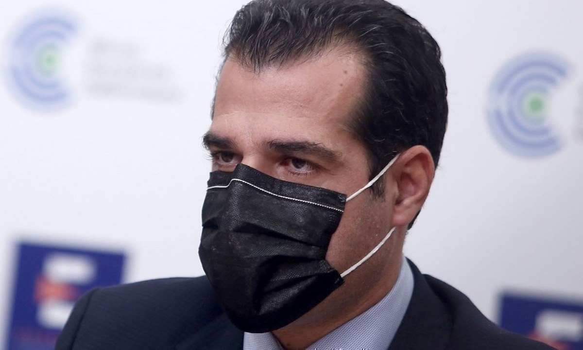 Πλεύρης: Τον «στόλισαν» οι υγειονομικοί έξω από το υπουργείο – Επιμένει τιμωρητικά για αναστολή όλο το 2022!