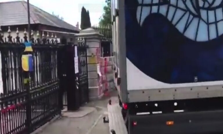 Το φορτηγό στη ρωσική πρεσβεία στην Ιρλανδία