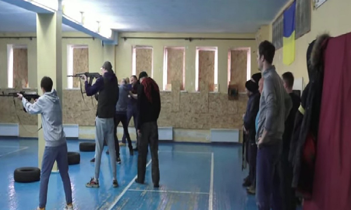 Δείτε πώς εκπαιδεύονται οι πολίτες στην Ουκρανία