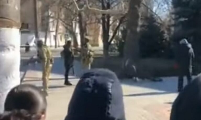 Ουκρανία: Πολίτες της Μελιτόπολης πιάνονται στα χέρια με Ρώσους στρατιώτες