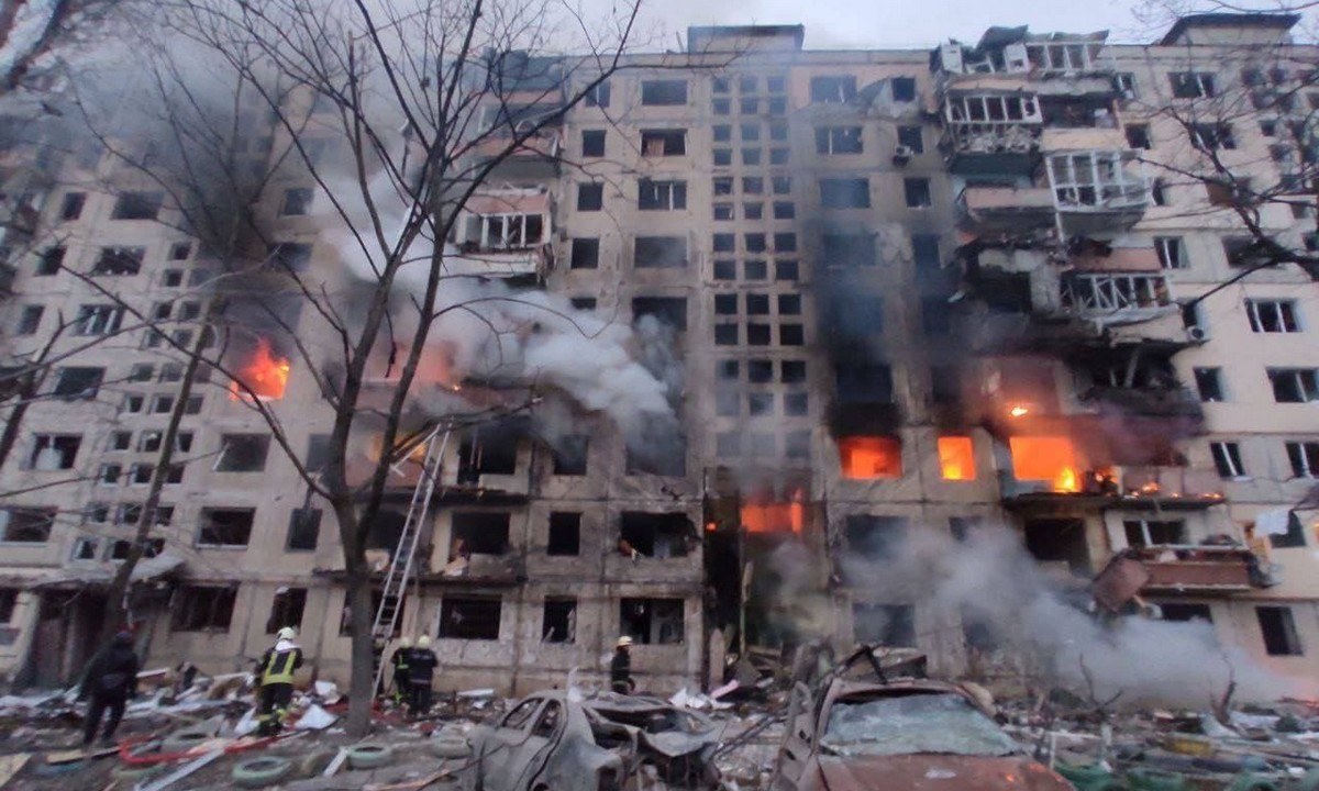 Πόλεμος στην Ουκρανία: Βομβάρδισαν πολυκατοικία - «Εκτέλεσαν» εν ψυχρώ αμάχους - Φωτογραφίες σοκ