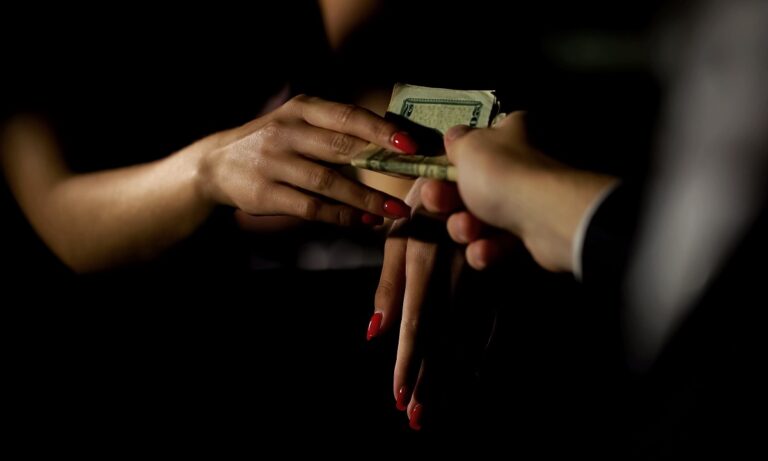 Ποια είναι η χώρα που εκδίδεται μία ολόκληρη Ελλάδα