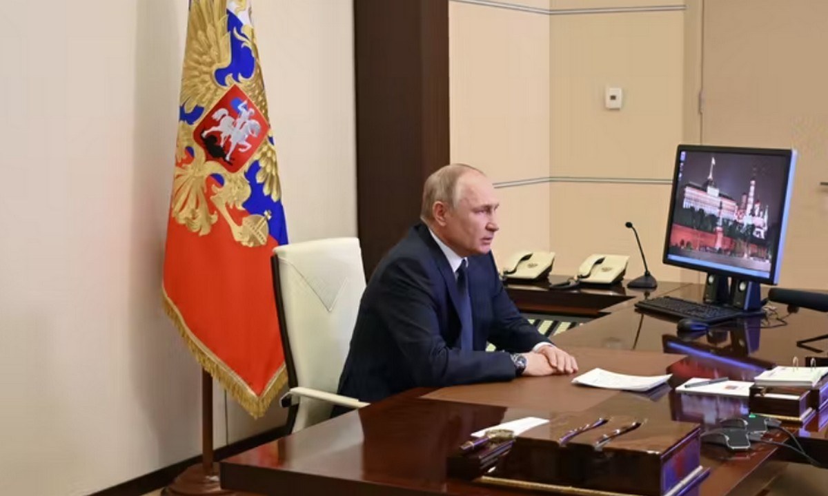 Ο Βλαντιμίρ Πούτιν και οι συνεργάτες του γνωστοποίησαν τον μη φιλικό κατάλογο για τη Ρωσία