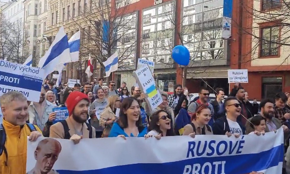 Ρωσία: Χιλιάδες Ρώσοι διαδήλωσαν στην Πράγα κατά του Πούτιν