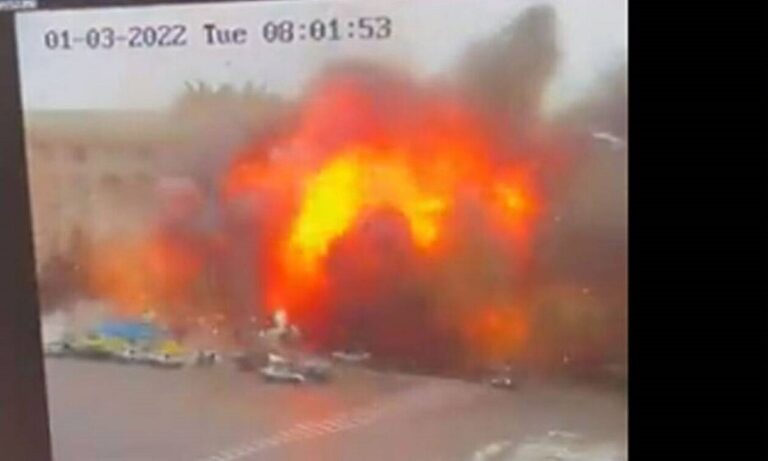 Πόλεμος στην Ουκρανία: Σοκαριστικό βίντεο – Ρουκέτα ανατινάζει κυβερνητικό κτίριο!