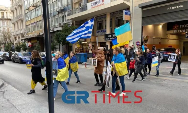 Θεσσαλονίκη: Συγκέντρωση Ουκρανών στην πλατεία Αριστοτέλους