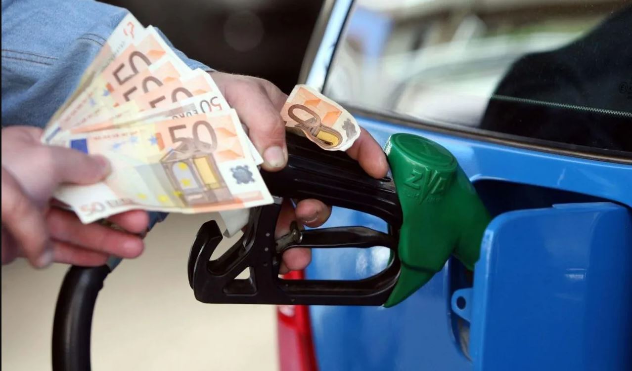 Στα 2,5 ευρώ το λίτρο η βενζίνη – Σε απόγνωση οι πολίτες – Η κυβέρνηση ετοιμάζει νέα επιδότηση στα ΜΜΕ
