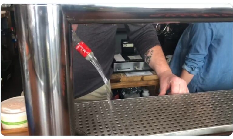 Μποϊκοτάζ στη Ρωσία, μαγαζάτορες σε όλο τον κόσμο χύνουν τη βότκα στους νεροχύτες!