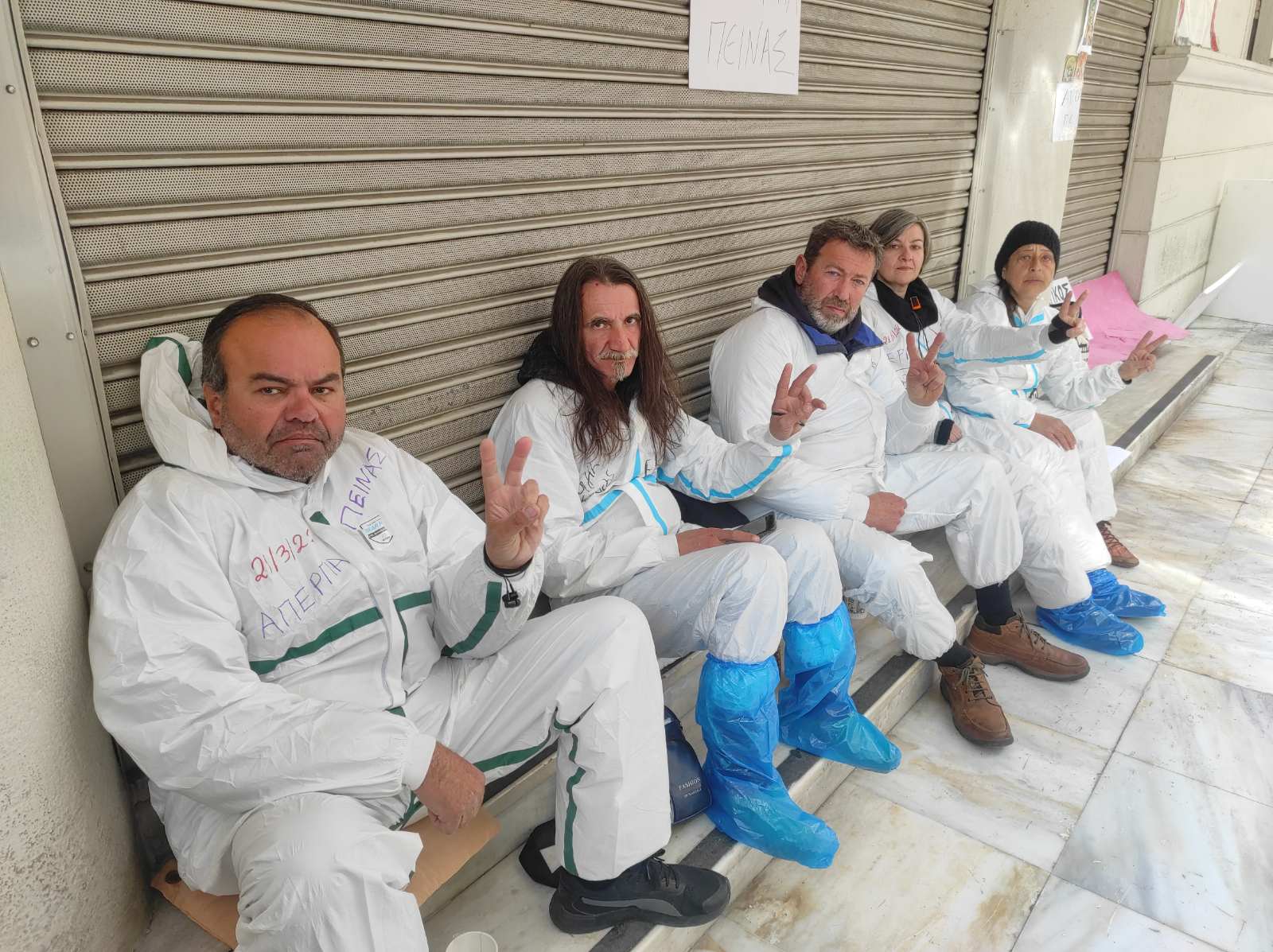 Ομαδική απεργία πείνας έξω από το Υπουργείο Υγείας των υγειονομικών κατά της υποχρεωτικότητα