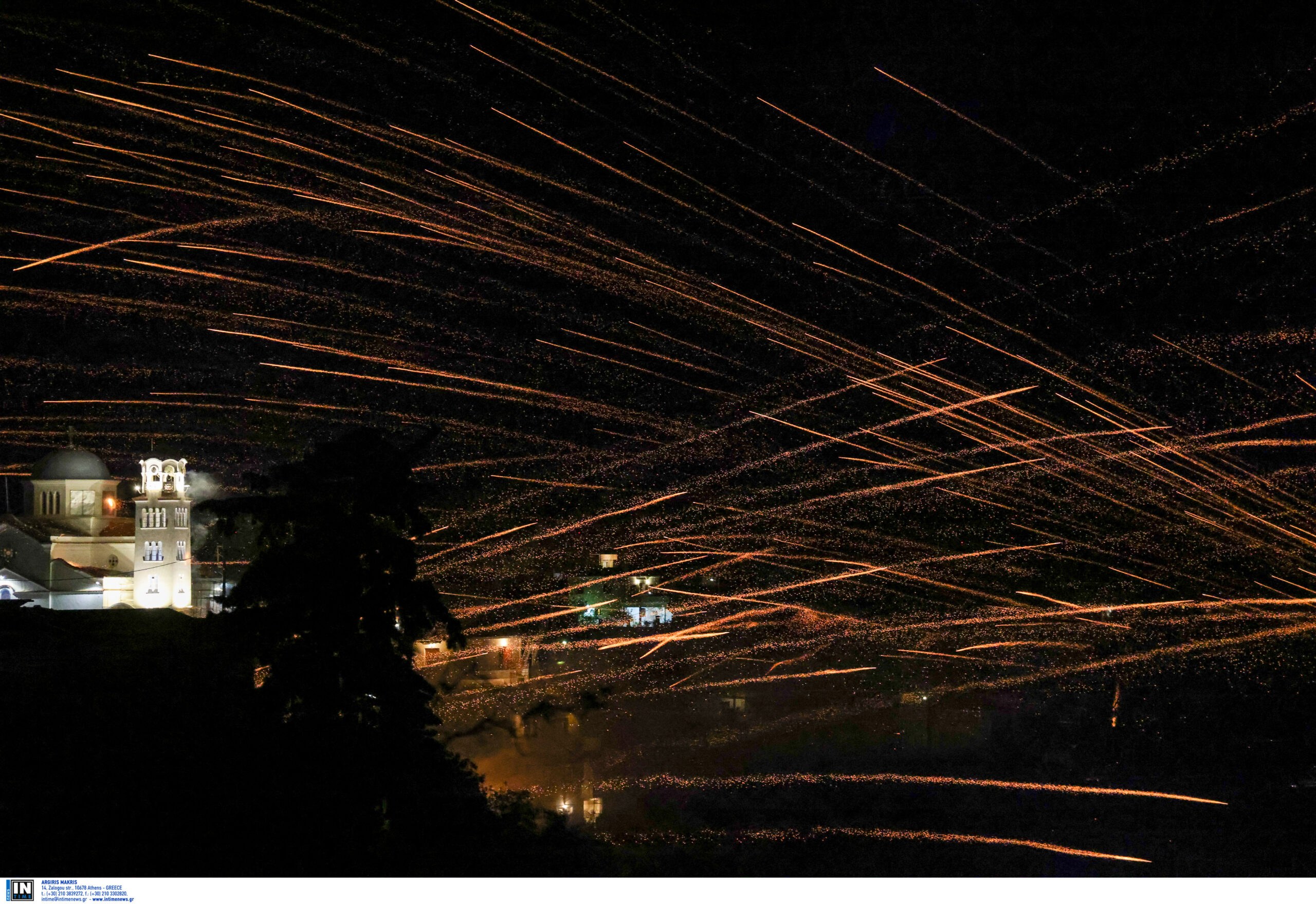 Ανάσταση: Εντυπωσιακές εικόνες από τον ρουκετοπόλεμο της Χίου - «Κάηκε» ο Νέος Κόσμος (pics & vid)