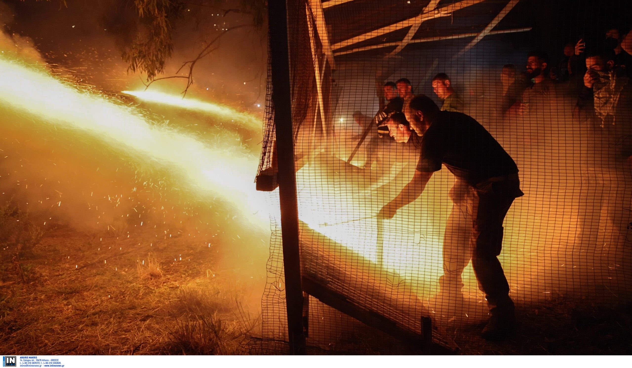 Ανάσταση: Εντυπωσιακές εικόνες από τον ρουκετοπόλεμο της Χίου - «Κάηκε» ο Νέος Κόσμος από τις μολότοφ (vid)