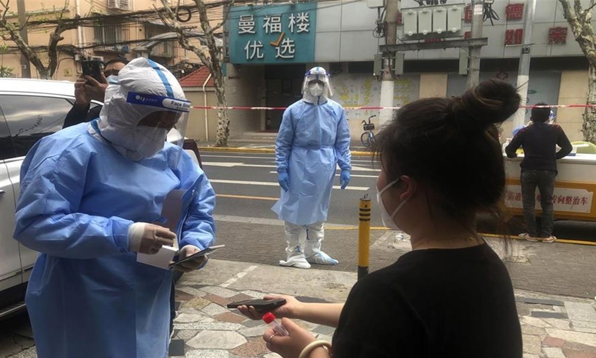 Ελληνίδα για την απόλυτη δυστοπία στη Σαγκάη: «Κάνουν υποχρεωτικά τεστ και κλείνουν τους θετικούς σε κοντέινερ»