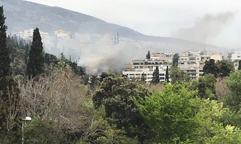 Μεγάλη πυρκαγιά βρίσκεται σε εξέλιξη, τώρα, στο μπαρ - εστιατόριο Skyfall (οδός Μάρκου Μουσούρου) στο κέντρο της Αθήνας στο Καλλιμάρμαρο!