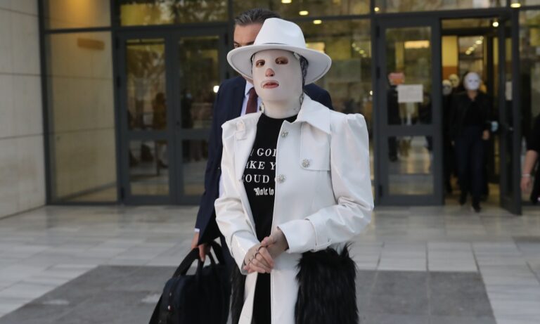 Ιωάννα Παλιοσπύρου: Εμφανίζεται για πρώτη φορά χωρίς την μάσκα μετά τις επεμβάσεις στο πρόσωπο
