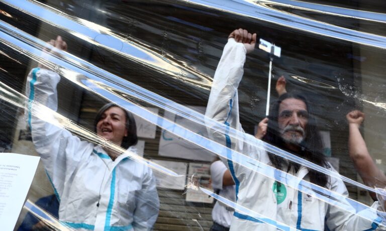 Yγειονομικοί: Συγκέντρωση έξω από το Μέγαρο Μαξίμου κατά της υποχρεωτικότητας (vid)