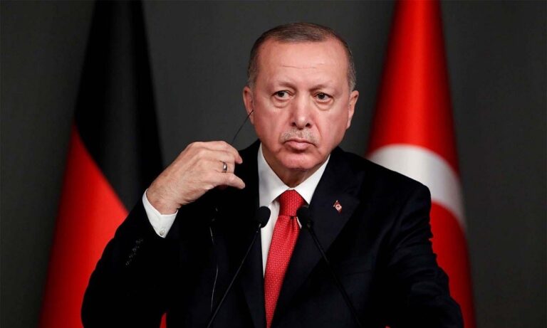 Τουρκία: Σάλος στη Βουλή για την ακρίβεια - Έδειχναν αγγούρια και μελιτζάνες στον Ερντογάν! (vid)