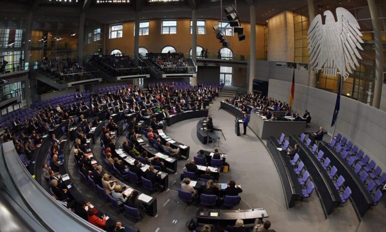 Ηχηρό «όχι» της Bundestag στον υποχρεωτικό εμβολιασμό στους άνω των 60 – Στην Ελλάδα ακόμα πέφτουν πρόστιμα