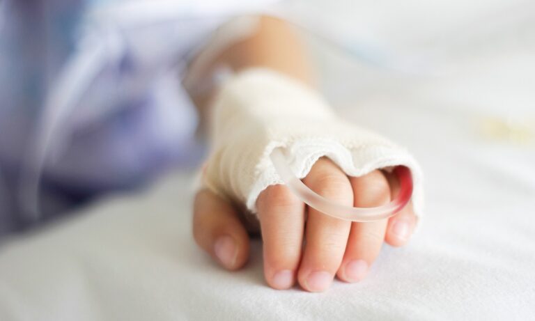 Ηπατίτιδα στα παιδιά: Τα σενάρια φωτιά για τη νέα ασθένεια