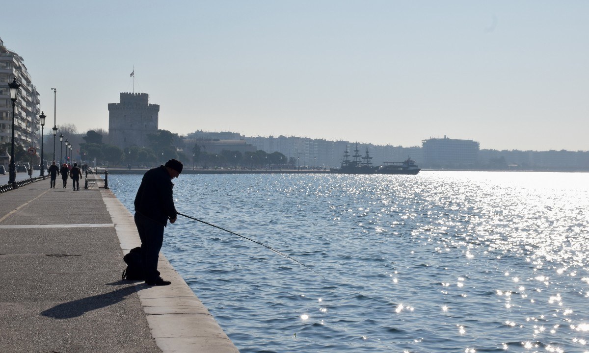 Καιρός: Ηλιοφάνεια την Πέμπτη (14/4) – Μπόρες σε τρεις περιοχές της χώρας