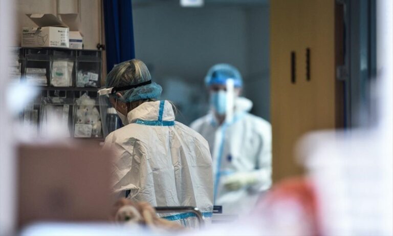 Κορονοϊός: Τριπλά εμβολιασμένη κόλλησε την Δέλτα και 20 μέρες μετά την Όμικρον