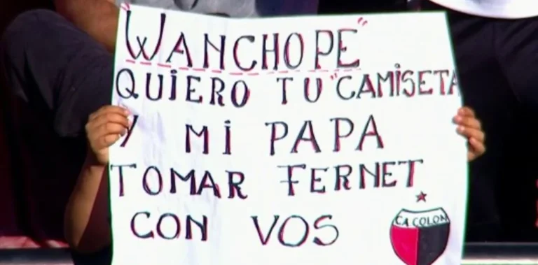 Αργεντινή: Απίθανο πλακάτ πιτσιρικά για να πάρει τη φανέλα του αγαπημένου του παίκτη!