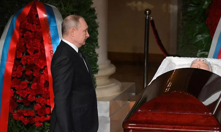 O Πούτιν εμφανίστηκε σε κηδεία με το βαλιτσάκι με τους κωδικούς των ρωσικών πυρηνικών