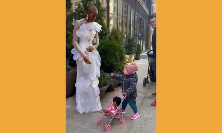 Μικρό κορίτσι σταματάει στον δρόμο μοντέλο από την Αφρική και γίνεται viral – Δείτε τι έκανε!