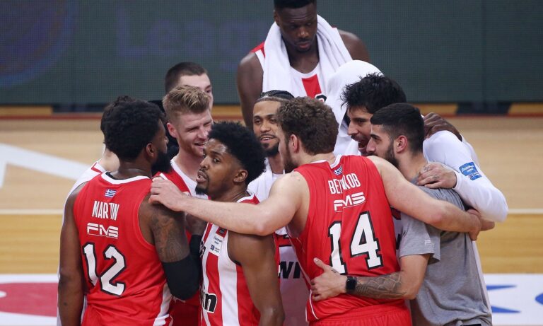 Ο Ολυμπιακός έχει τον απόλυτο έλεγχο και φάνηκε