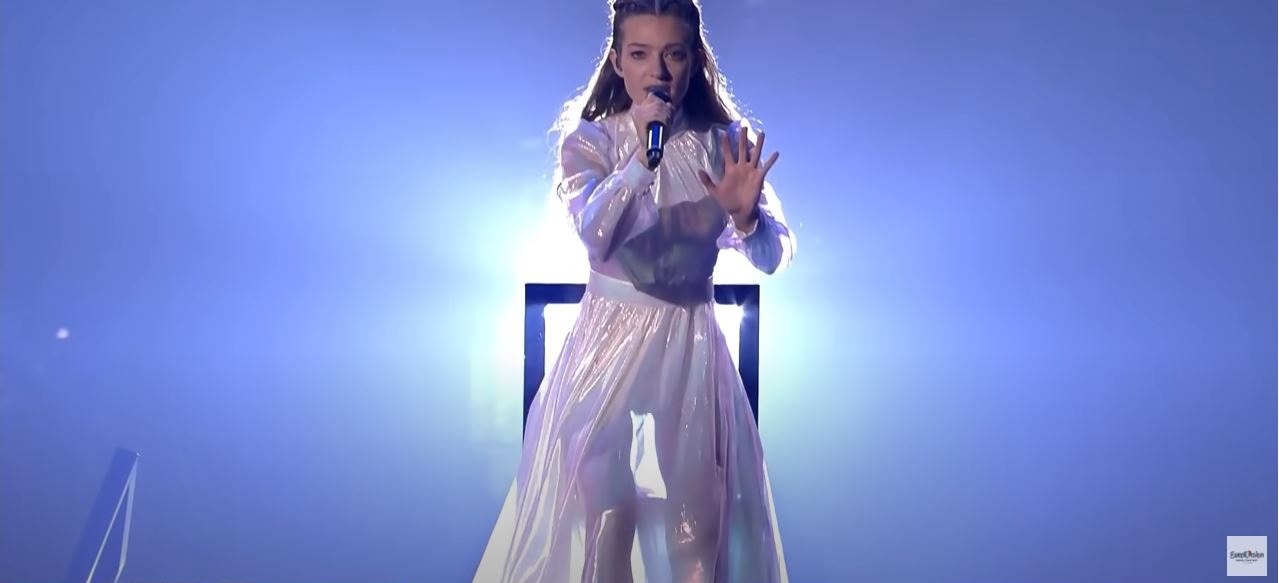 Eurovision 2022: Η Αμάντα είχε μια εξαιρετική εμφάνιση, αλλά υπήρξαν και λάθη. Ένα δικό της, ένα σκηνοθετικό. Η συζήτηση για τα άβαφα νύχια.